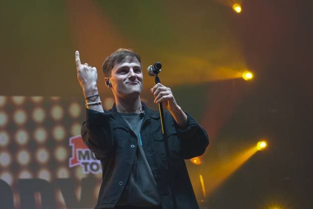 Le chanteur Tom Gregory sur la scene du Rugby Music Live, concert NRJ, une rencontre d™artistes et de sportifs devant 8000 spectateurs qui ont fait un don pour 3 associations : MBM (Manifestation de Bienveillance pour enfants Malade), les Zebres (Moments de rÃ confort pour les enfants hospitalisÃ s) et la fondation OVE ((enfants orphelins et dÃ munis) Ã Lyon, le 13 05 2023. - Slimane in show - Tom Gregory in show - Rugby Music Live and the NRJ concert, a meeting of artists and sportsmen in front of 8000 spectators who made a donation for 3 associations: MBM (Manifestation of Benevolence for Sick Children), the Zebres (Moments of comfort for hospitalized children) and the OVE foundation ((orphaned and destitute children) in Lyon, 05 13 