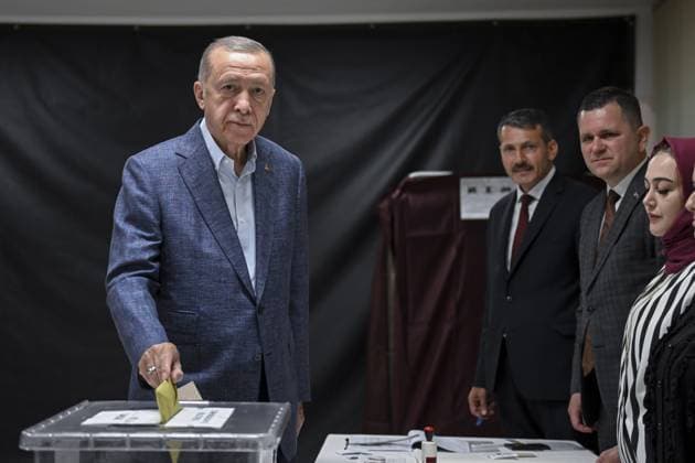 News Themen der Woche KW19 News Bilder des Tages Turkish President Recep Tayyip Erdogan casts his ballot at a polling station to vote in the presidential and parliamentary elections, in Istanbul Turkish President Recep Tayyip Erdogan casts his ballot at a polling station to vote in the presidential and parliamentary elections, in Istanbul, Turkey, on May 14, 2023. The 69-year-old Turkish President, who runs for reelection, faces the toughest election challenge of his two-decade rule as he has been slowly losing support from key segments of the population that rallied around him during a more prosperous decade that followed his rise in 2003. Photo by AK Party apaimages Istanbul Istanbul Turkey 140523_TURKEY_APO_00 (2) Copyright: xapaimagesxAKxPartyx xapaimagesx