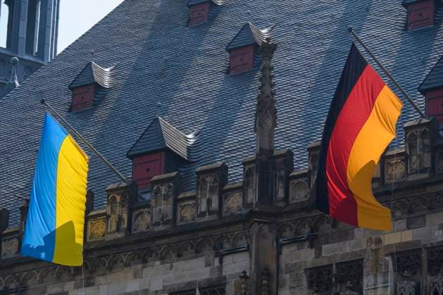Karlspreis Aachen Verleihung des Internationalen Karlspreises zu Aachen an Wolodymyr Selenskyi und das ukrainische Volk, Aachener Rathaus mit ukrainischer und deutscher Flagge Aachen Aachener Rathaus Nordrhein-Westfalen Deutschland Copyright: xChristopherxNeundorfx