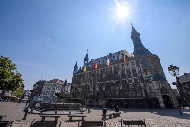 Karlspreis Aachen Verleihung des Internationalen Karlspreises zu Aachen an Wolodymyr Selenskyi und das ukrainische Volk, Leerer und abgesperrter Rathausplatz in der Mittagssonne, Aachen Aachener Rathaus Nordrhein-Westfalen Deutschland Copyright: xChristopherxNeundorfx