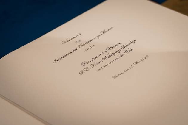 Verleihung des Karlspreises im Aachener Dom an das ukrainischen Volk Aktuell, 14.05.2023, Aachen, Goldene Buch zur Verleihung des Internationalen Karlspreis zu Aachen an das ukrainische Volk vertreten durch den Praesidenten der Ukraine Wolodymyr Selenskyj im Kroenungssaal des Rathaus zu Aachen Aachen Nordrhein-Westfalen Deutschland