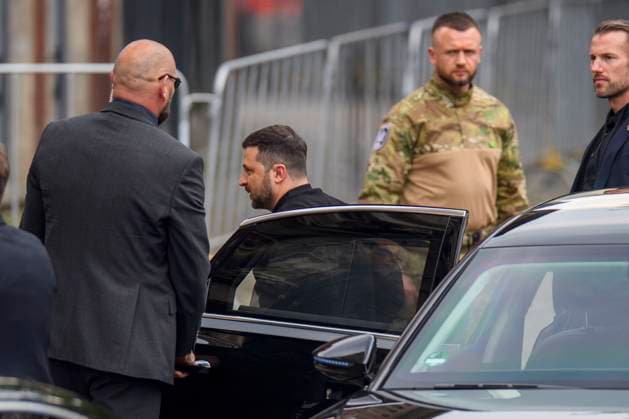 Karlspreis Aachen Verleihung des Internationalen Karlspreises zu Aachen an Wolodymyr Selenskyi und das ukrainische Volk, Wolodymyr Selenskyi steigt bewacht von Sicherheitspersonal aus einem Auto aus, Aachen Aachener Rathaus Nordrhein-Westfalen Deutschland Copyright: xChristopherxNeundorfx