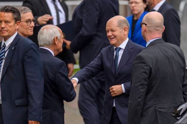 Karlspreis Aachen Verleihung des Internationalen Karlspreises zu Aachen an Wolodymyr Selenskyi und das ukrainische Volk, Dr. Jürgen Linden und Ober Bürgermeisterin Sibylle Keupen begrüßen Bundeskanzler Olaf Scholz, Aachen Aachener Rathaus Nordrhein-Westfalen Deutschland Copyright: xChristopherxNeundorfx