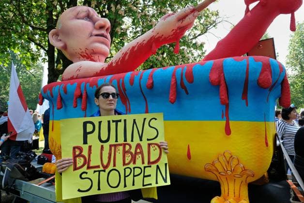 News Bilder des Tages Solidaritäts-Demonstration Ukraine Aachen, 14.05.2023: Demonstration und Kundgebung zum Karlspreis 2023 an Wolodymyr Selenskyj und das ukrainische Volk. AachenStandsWithUkraine. Demonstranten vor Pappmache-Skulptur: Putins Blutbad. Slogans: Gemeinsam gegen russischen Imperialismus. Putins Blutbad stoppen. Aachen Innenstadt NRW Deutschland