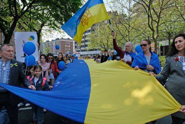 Solidaritäts-Demonstration Ukraine Aachen, 14.05.2023: Demonstration und Kundgebung zum Karlspreis 2023 an Wolodymyr Selenskyj und das ukrainische Volk. AachenStandsWithUkraine. Demonstranten mit 100 m langem Banner in den Nationalfarben der Ukraine. Aachen Innenstadt NRW Deutschland