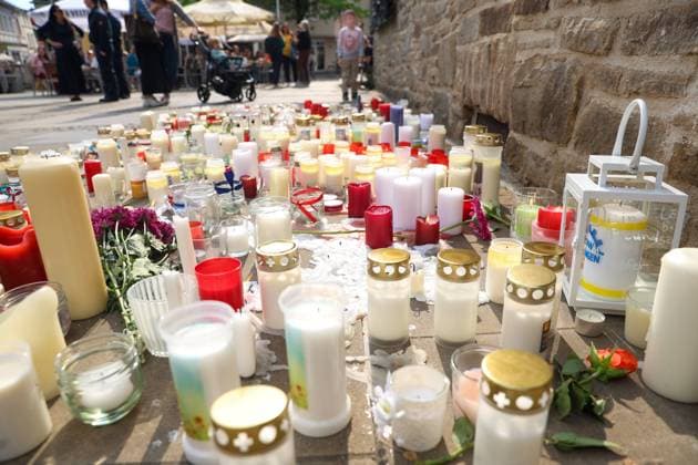 Gedenkveranstaltung an verletzte Einsatzkräfte aus Ratingen In Ratingen fand am 13.05.2023 eine große Kerzenniederlegung zum Gedenken an die lebensgefährlich verletzten Einsatzkräfte aus Ratingen vom Donnerstag, 11.05.23 statt. Fast 1.000 Teilnehmende kamen um ihrer Trauer Ausdruck zu verleihen. Ratingen, Marktplatz Deutschland *** Memorial ceremony to injured emergency forces from Ratingen In Ratingen on 13 05 2023 a large candle-laying ceremony was held in memory of the life-threateningly injured emergency forces from Ratingen on Thursday, 11 05 23 Almost 1 000 participants came to express their grief Ratingen, Marktplatz Germany
