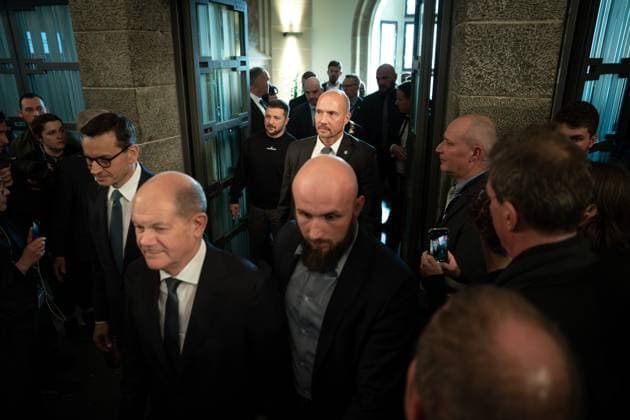 Verleihung des Karlspreises im Aachener Dom an das ukrainischen Volk Aktuell, 14.05.2023, Aachen, Olaf Scholz Bundeskanzler der Bundesrepublik Deutschland und Wolodymyr Selenskyj, Praesident der Ukraine bei seiner Ankunft im Kroenungssaal beim Internationalen Karlspreis zu Aachen an das ukrainische Volk im Kroenungssaal des Rathaus zu Aachen Aachen Nordrhein-Westfalen Deutschland
