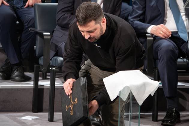 Verleihung des Karlspreises im Aachener Dom an das ukrainischen Volk Aktuell, 14.05.2023, Aachen, Wolodymyr Selenskyj, Praesident der Ukraine hebt den Karlspreis vom Boden auf nachdem er ihn bei seiner Rede ausversehen fallen hat lassen. Im Rahmen seiner Auszeichung des Internationalen Karlspreis zu Aachen an das ukrainische Volk im Kroenungssaal des Rathaus zu Aachen Aachen Nordrhein-Westfalen Deutschland
