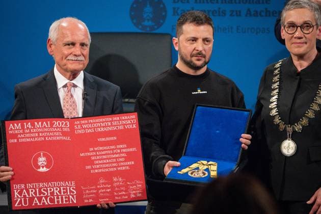 Verleihung des Karlspreises im Aachener Dom an das ukrainischen Volk Aktuell, 14.05.2023, Aachen, Juergen Linden, Mitglied im Direktorium zur Verleihung des Internationalen Karlspreises gemeinsam mit Wolodymyr Selenskyj, Praesident der Ukraine und den Karlspreis in der Hand mit Sibylle Keupen, Oberbuergermeisterin der Stadt Aachen mit dem Karlspreis und der Urkunde bei der feierlichen Ueberreichung des Internationalen Karlspreis zu Aachen an das ukrainische Volk im Kroenungssaal des Rathaus zu Aachen Aachen Nordrhein-Westfalen Deutschland