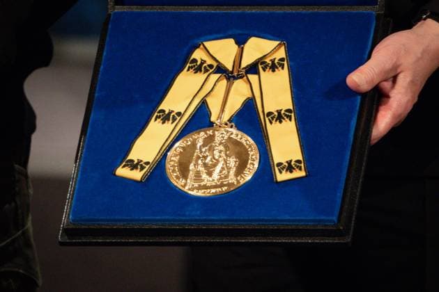 News Bilder des Tages Verleihung des Karlspreises im Aachener Dom an das ukrainischen Volk Aktuell, 14.05.2023, Karlspreis in der Hand von Wolodymyr Selenskyj, Praesident der Ukraine bei der feierlichen Ueberreichung des Internationalen Karlspreis zu Aachen an das ukrainische Volk im Kroenungssaal des Rathaus zu Aachen Aachen Nordrhein-Westfalen Deutschland
