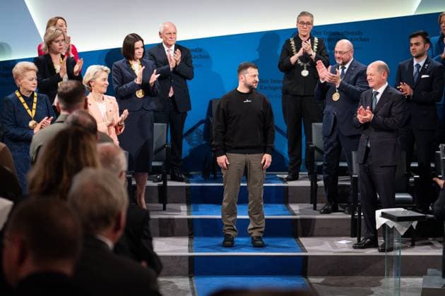 Verleihung des Karlspreises im Aachener Dom an das ukrainischen Volk Aktuell, 14.05.2023, Aachen, Wolodymyr Selenskyj, Praesident der Ukraine bei Standing Ovations mit Olaf Scholz Bundeskanzler der Bundesrepublik Deutschland, Dr. Ursula von der Leyen, Praesidentin der Europaeischen Kommission und den ehemaligen Preistraegern, der Sibylle Keupen, Oberbuergermeisterin der Stadt Aachen und Juergen Linden, Mitglied im Direktorium zur Verleihung des Internationalen Karlspreises bei der feierlichen Ueberreichung des Internationalen Karlspreis zu Aachen an das ukrainische Volk im Kroenungssaal des Rathaus zu Aachen Aachen Nordrhein-Westfalen Deutschland