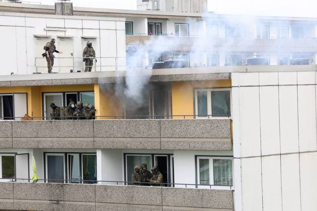 Einsatz eskaliert in Ratingen: Explosionen, Schüsse und schwerverletzte Einsatzkräfte Gegen 11:20 Uhr gab es am Donnerstag, 11.05.2023 in Ratingen in einem Hochhaus einen Polizeieinsatz wegen eines vermeintlichen Suizides. Hinzugerufene Feuerwehrleute öffneten die Wohnungstür, woraufhin die Polizei die Wohnung betrat. Wenige Sekunde später gab es eine enorme Explosion in der Wohnung wodurch mehrere Einsatzkräfte schwer verletzt wurden. In der Wohnung verblieb der Mieter, welcher sich dort verschanzte. Bei dem anschließenden Großeinsatz kamen zahlreiche SEK-Kräfte aus ganz NRW zum Einsatz, sieben Rettungshubschrauber wurden parallel eingesetzt. SEK-Beamte schossen von Nachbarbalkonen auf die Scheiben um anschließend vom angrenzende