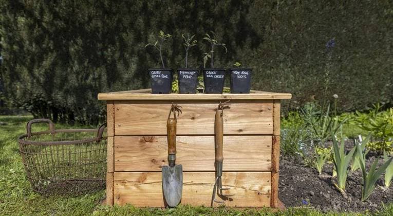 IMAGO Creative: Garten, Anbau im Hochbeet RECORD DATE NOT STATED Offene Gartenpforte bei Ingrid Adelt *** NUR FÜR REDAKTIONELLE ZWECKE *** EDITORIAL USE ONLY ***<p>Hochbeet mit Arbeitsgerät im erweiterten Garten bei Ingrid Adelt am Sonntag, dem 14. Mai 2023 im Rahmen der Offenen Gartenpforte in Hattingen Niederwenigern. Deutschland NRW Hattingen Copyright: WalterxFischer *** Open Garden Gate at Ingrid Adelt FOR EDITORIAL PURPOSES ONLY EDITORIAL USE ONLY p raised bed with working tool in the extended garden at Ingrid Adelt on Sunday, May 14, 2023 as part of the Open Garden Gate in Hattingen Niederwenigern Germany NRW Hattingen Copyright WalterxFischer Copyright: WalterxFischer doc7q7cucdbhyr1k9p8r3vf ,EDITORIAL USE ONLY