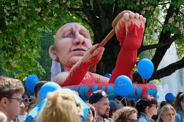 Solidaritäts-Demonstration Ukraine Aachen, 14.05.2023: Demonstration und Kundgebung zum Karlspreis 2023 an Wolodymyr Selenskyj und das ukrainische Volk. AachenStandsWithUkraine. Demonstranten vor Pappmache-Skulptur Putins Blutbad. Slogans: Gemeinsam gegen russischen Imperialismus. Putins Blutbad stoppen. Aachen Innenstadt NRW Deutschland
