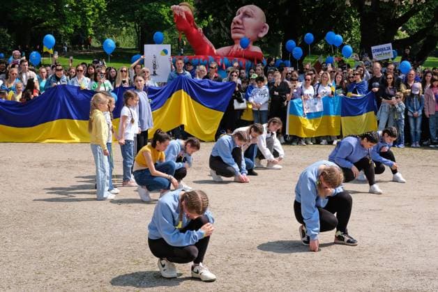Solidaritäts-Demonstration Ukraine Aachen, 14.05.2023: Demonstration und Kundgebung zum Karlspreis 2023 an Wolodymyr Selenskyj und das ukrainische Volk. AachenStandsWithUkraine. Tanzaufführung von jungen Ukrainerinnen. Aachen Innenstadt NRW Deutschland