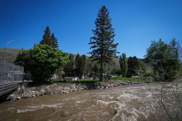 May 14, 2023, CACHE CREEK, BC, CANADA: The swollen Bonaparte River runs past homes in Cache Creek, B.C., on Sunday, May 14, 2023. Environment Canada says unseasonably hot temperatures in British Columbia will persist over the coming days, with special weather statements warning of high river streamflows due to melting snow in hard-hit communities in the province s interior. CACHE CREEK CANADA  - ZUMAc35_ 20230514_zaf_c35_116 Copyright: xDarrylxDyckx