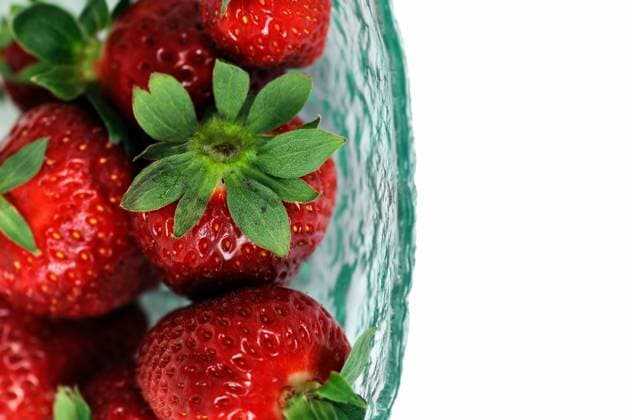 Glass bowl with fresh strawberries on white background. Selective focus macro. Copyright: xDimitrisxKolyrisx xDesignxPicsx , 31076163 Copyright: DimitrisxKolyrisx xDesignxPics 31076163
