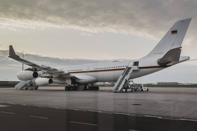 News Themen der Woche KW20 News Bilder des Tages Der Regierungsflieger A340 der Flugbereitschaft steht defekt auf dem Flughafen BER in Berlin, 15.05.2023. Das Flugzeug sollte eigentlich Aussenministerin Baerbock nach Saudi-Arabien und Katar zu einer dreitaegigen Reise bringen. Berlin Deutschland *** The government plane A340 of the Flugbereitschaft stands defective at the airport BER in Berlin, 15 05 2023 The plane was supposed to take Foreign Minister Baerbock to Saudi Arabia and Qatar for a three-day trip Berlin Germany Copyright: xFlorianxGaertner photothek.dex