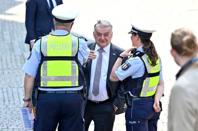 Herbert Reul bei der Verleihung des Karlspreises 2023 an Wolodymyr Selenskyj und das ukrainische Volk im Aachener Rathaus. Aachen, 14.05.2023