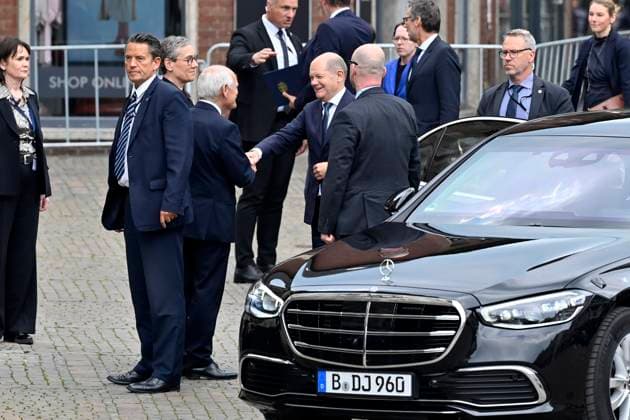 Sibylle Keupen, Jürgen Linden und Olaf Scholz bei der Verleihung des Karlspreises 2023 an Wolodymyr Selenskyj und das ukrainische Volk im Aachener Rathaus. Aachen, 14.05.2023