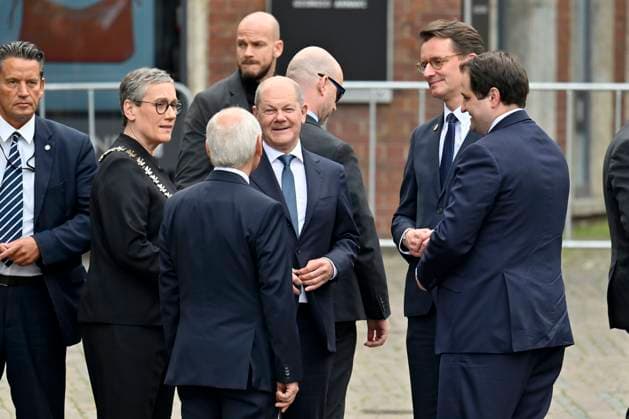 Sibylle Keupen, Jürgen Linden, Olaf Schloz und Hendrik Wüst bei der Verleihung des Karlspreises 2023 an Wolodymyr Selenskyj und das ukrainische Volk im Aachener Rathaus. Aachen, 14.05.2023