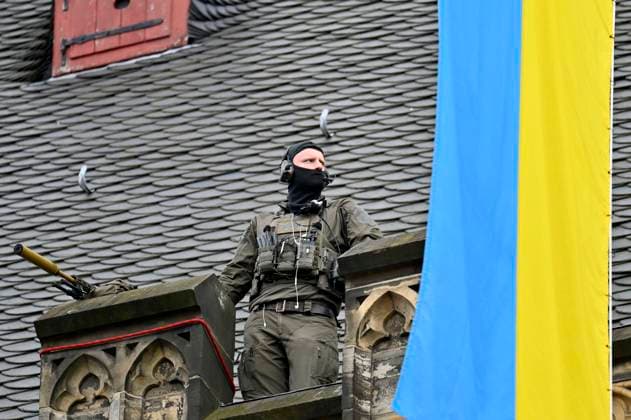 Scharfschütze bei der Verleihung des Karlspreises 2023 an Wolodymyr Selenskyj und das ukrainische Volk im Aachener Rathaus. Aachen, 14.05.2023