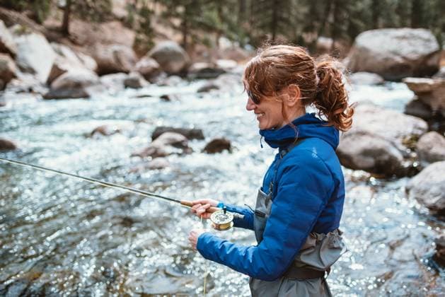 A woman fly-fishing in a river with stones and rocks Pine, Colorado, United States CR_BRDO230213F3-1126629-01 ,model released, Symbolfoto