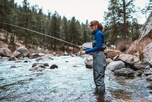A woman fly-fishing in a river with stones and rocks Pine, Colorado, United States CR_BRDO230213F3-1126630-01 ,model released, Symbolfoto