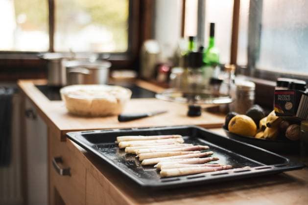 IMAGO Creative: Food, Spargel fresh from farm asparagus and vegetables prepared on oven tray R_PIDODS230510-1038884-01