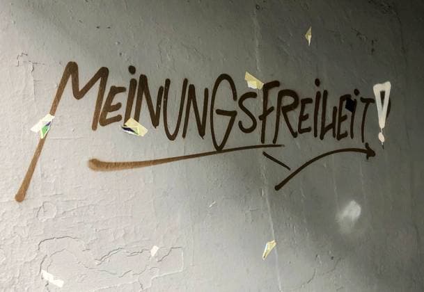 Meinungsfreiheit- Graffiti vor einer Diskothek in Freiburg.Foto:Winfried Rothermel *** Freedom of expression graffiti in front of a discotheque in Freiburg Photo Winfried Rothermel