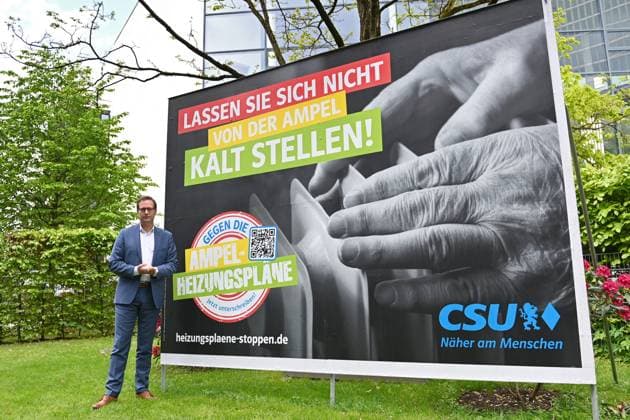 News Themen der Woche KW20 News Bilder des Tages Martin HUBER (Generalsekretaer der CSU) stellt eine Plakataktion der CSU gegen die Heizungsplaene der Ampel vor. Vorstandssitzung des CSU Praesidiums in der CSU Landesleitung in Muenchen am 15.05.2023 *** Martin HUBER Secretary General of the CSU presents a poster campaign of the CSU against the heating plans of the traffic lights Board meeting of the CSU Presidium in the CSU state leadership in Munich on 15 05 2023