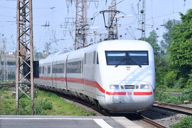 News Themen der Woche KW20 News Bilder des Tages Bahnbetrieb weitgehend planmäßig angelaufen Ein ICE fährt in den Essener Hauptbahnhof ein. Nach Absage des 50-stündigen Warnstreiks durch die EVG ist der Bahnbetrieb am Montagmorgen weitgehend planmäßig angelaufen. *** Rail operations largely on schedule An ICE train arrives at Essen central station After the cancellation of the 50-hour warning strike by the EVG, rail operations largely got underway as planned on Monday morning xRx