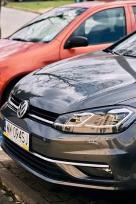 RECORD DATE NOT STATED A vertical shot of the front part of a parked new Volkswagen Golf car. *** einer hoch erschossen des der vorne Teil des einer geparkt Neuen Volkswagen Golfen Auto 5789947