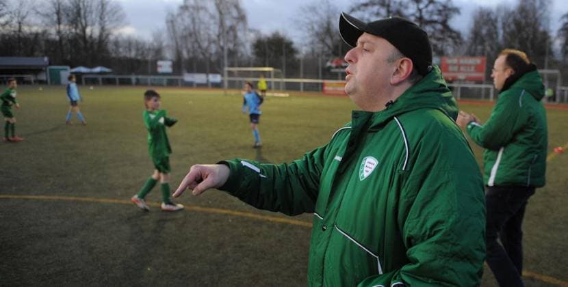 Frank Goosen als Trainer *** NUR FÜR REDAKTIONELLE ZWECKE *** EDITORIAL USE ONLY ***<p>Der Kabarettist Frank Goosen trainiert am Montag, 4. Februar 2012, die D-Jugend Fußballer von Arminia Bochum. Er ist prominenter Unterstützer der NRZ-Aktion Solidarität. Deutschland NRW Dortmund Copyright: FranzxLuthe *** Frank Goosen as Trainer *** ONLY FOR EDITORIAL PURPOSE *** EDITORIAL USE ONLY *** P the Cabaret artist Frank Goosen trained on Monday, 4 February 2012, the D Youth Footballer from Arminia Bochum he is Celebrity Supporters the NRZ Action Solidarity Germany NRW Dortmund Copyright FranzxLuthe Copyright: FranzxLuthe docnrwhugopicture54073644 EDITORIAL USE ONLY