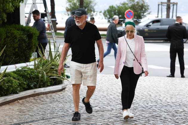 May 15, 2023, Cannes, CoÂ te d Azur, France: HELEN MIRREN and her husband TAYLOR HACKFORD are spotted on La Croisette in Cannes on the eve of Opening Ceremony of the 76th annual Cannes Film Festival in Cannes, France Cannes France - ZUMAc179 20230515_zep_c179_107 Copyright: xMickaelxChavetx