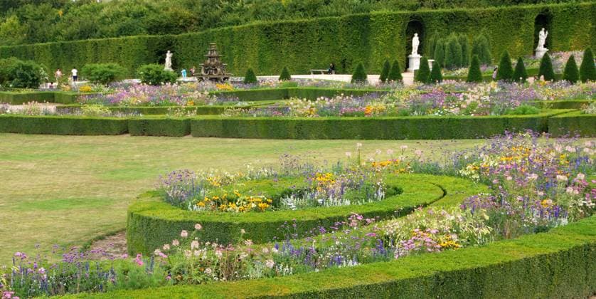 Beautiful curved lawn at Versailles near Paris, France. Copyright: xFilipxFuxax xDesignxPicsx , 31104429 Copyright: FilipxFuxax xDesignxPics 31104429
