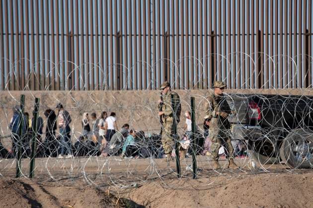 May 11, 2023, Juarez-El Paso Border, Texas, USA: Texas National guard members patrol as migrants wait to be processed at gate 40 of the border wall after having crossed the Rio Grande from Ciudad Juarez in hopes of turning themselves in with the intention of seeking asylum. Juarez-El Paso Border USA - ZUMAdnes 20230511_new_s241_008 Copyright: xBelindaxSoncinix