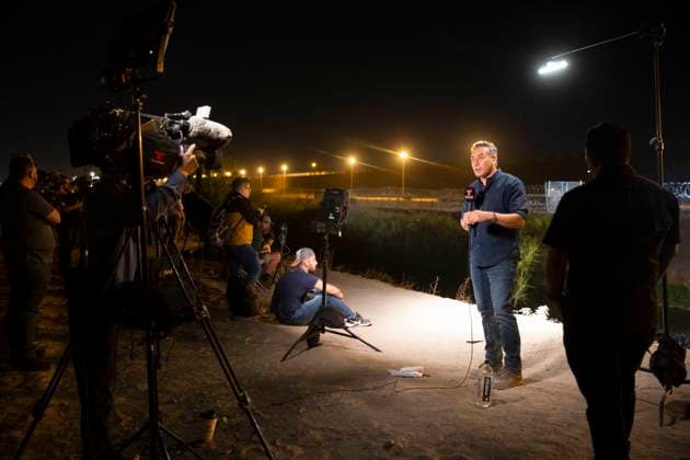 May 11, 2023, Juarez-El Paso Border, Texas, USA: A member of the media reports on the news from the scene of the border where migrants are camped out. Migrants wait to be processed at gate 40 of the border wall after having crossed the Rio Grande from Ciudad Juarez in hopes of turning themselves in with the intention of seeking asylum. Juarez-El Paso Border USA - ZUMAdnes 20230511_new_s241_023 Copyright: xBelindaxSoncinix
