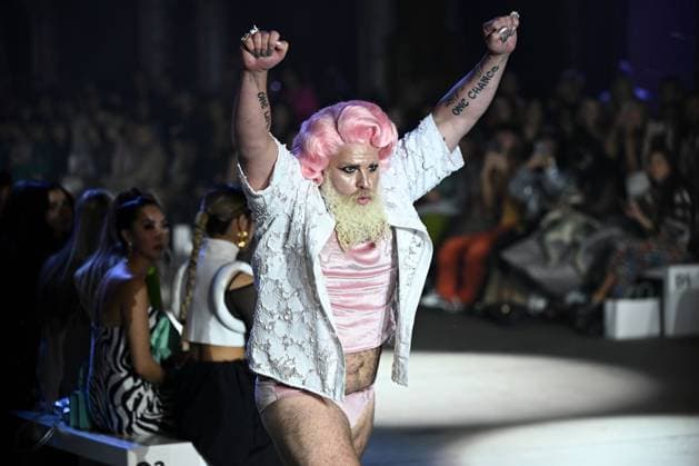 Bilder des Jahres 2023, Entertainment 05 Mai Entertainment Themen der Woche KW20 Entertainment Bilder des Tages AAFW FASHION WEEK SYDNEY, Models present creations by Erik Yvon during Australian Fashion Week 2023 at Carriageworks in Sydney, Tuesday, May 16, 2023. ( NO ARCHIVING, EDITORIAL USE ONLY, NO USE IN BOOKS WITHOUT CONSENT SYDNEY NSW AUSTRALIA  Copyright: xDANxHIMBRECHTSx 20230516001798482313