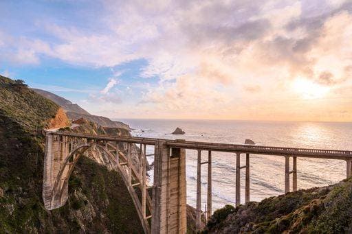 RECORD DATE NOT STATED A beautiful view of the Bixby Creek Bridge arch over water in California, USA with a blue sky *** einer Schönes Ansicht des der Bixby Creck Brücke Zahnbogen trueber Wasser ÊIn California, USA mit einer Blau Himmel 6022479