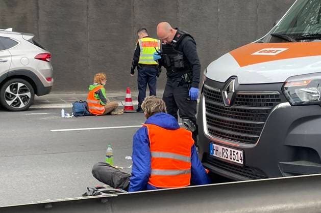 News Themen der Woche KW20 News Bilder des Tages DEU, Klimaaktivisten auf 110 , 16.05.2023, 110 Stadtautobahn, Berlin, DEU, Klimaaktivisten auf 110 , im Bild Polizei *** DEU, climate activists on 110 , 16 05 2023, 110 city highway, Berlin, DEU, climate activists on 110 , police in picture nph00076