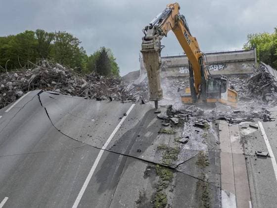 Bilder des Jahres 2023, News 05 Mai News Themen der Woche KW20 News Bilder des Tages Petitionsausschuss besichtigt Rahmedetalbrücke bei Lüdenscheid. *** NUR FÜR REDAKTIONELLE ZWECKE *** EDITORIAL USE ONLY ***<p>Petitionsausschuss des Deutschen Bundestages besichtigt am Dienstag den 16. Mai 2023 die Rahmedetalbrücke und verschiedener Verkehrsschwerpunkte bei Lüdenscheid. Deutschland NRW Lüdenscheid Copyright: RalfxRottmann *** Petitions Committee visits Rahmedetalbrücke near Lüdenscheid FOR EDITORIAL PURPOSES ONLY EDITORIAL USE ONLY p Petitions Committee of the German Bundestag visits on Tuesday, May 16, 2023 the Rahmedetalbrücke and various traffic hotspots near Lüdenscheid Germany NRW Lüdenscheid Copyright RalfxRottmann Copyright: RalfxRottmann doc7q86xsz7tbk9vbwrjf8 ,EDITORIAL USE ONLY