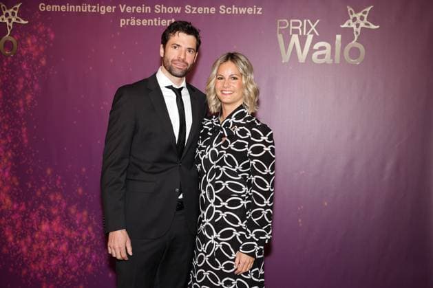 Fabienne Gyr Prix Walo 2023 SRF-Moderatorin Fabienne Gyr mit Ehemann Mario auf dem roten Teppich. Verleihung des 47. Prix Walo für die Jahre 2020-2022 am 14.05.2023 in den SRF Fernsehstudios Zürich, Schweiz.