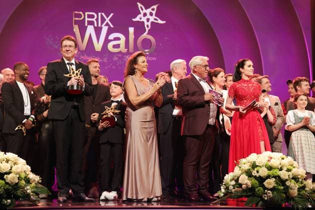 47. Prix Walo 2023 Bundesrat Albert Rösti mit den Preisträgern und Mitwirkenden beim Schlussbild auf der Bühne. Verleihung des 47. Prix Walo für die Jahre 2020-2022 am 14.05.2023 in den SRF Fernsehstudios Zürich, Schweiz.