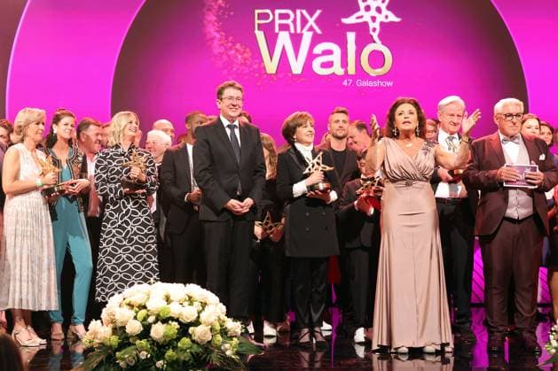 47. Prix Walo 2023 Bundesrat Albert Rösti mit den Preisträgern und Mitwirkenden beim Schlussbild auf der Bühne. Verleihung des 47. Prix Walo für die Jahre 2020-2022 am 14.05.2023 in den SRF Fernsehstudios Zürich, Schweiz.