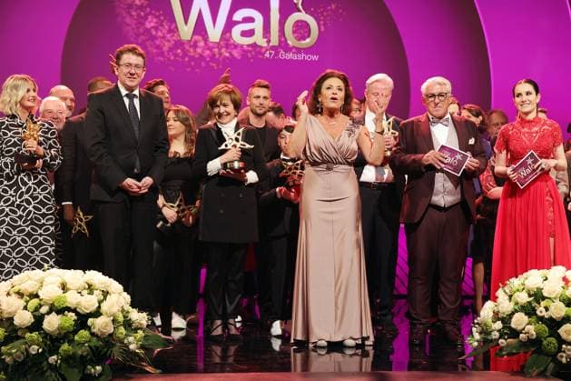 47. Prix Walo 2023 Bundesrat Albert Rösti mit den Preisträgern und Mitwirkenden beim Schlussbild auf der Bühne. Verleihung des 47. Prix Walo für die Jahre 2020-2022 am 14.05.2023 in den SRF Fernsehstudios Zürich, Schweiz.