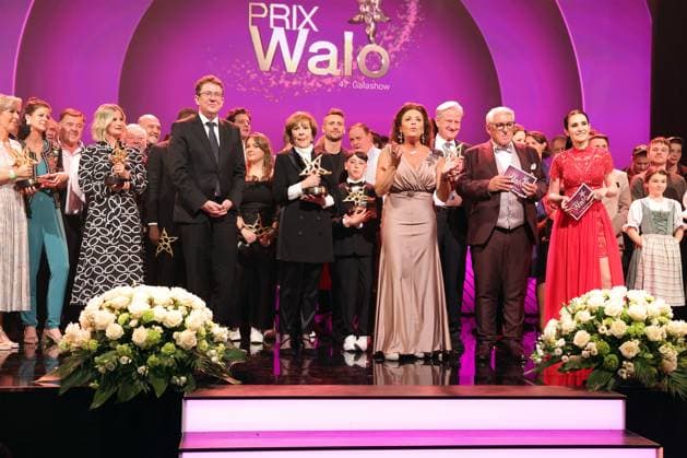 47. Prix Walo 2023 Bundesrat Albert Rösti mit den Preisträgern und Mitwirkenden beim Schlussbild auf der Bühne. Verleihung des 47. Prix Walo für die Jahre 2020-2022 am 14.05.2023 in den SRF Fernsehstudios Zürich, Schweiz.