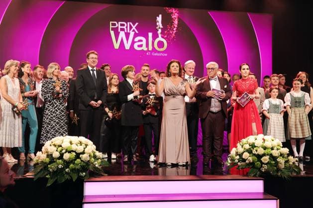 47. Prix Walo 2023 Bundesrat Albert Rösti mit den Preisträgern und Mitwirkenden beim Schlussbild auf der Bühne. Verleihung des 47. Prix Walo für die Jahre 2020-2022 am 14.05.2023 in den SRF Fernsehstudios Zürich, Schweiz.