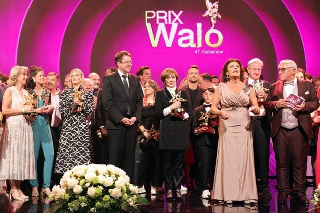 47. Prix Walo 2023 Bundesrat Albert Rösti mit den Preisträgern und Mitwirkenden beim Schlussbild auf der Bühne. Verleihung des 47. Prix Walo für die Jahre 2020-2022 am 14.05.2023 in den SRF Fernsehstudios Zürich, Schweiz.