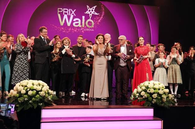47. Prix Walo 2023 Bundesrat Albert Rösti mit den Preisträgern und Mitwirkenden beim Schlussbild auf der Bühne. Verleihung des 47. Prix Walo für die Jahre 2020-2022 am 14.05.2023 in den SRF Fernsehstudios Zürich, Schweiz.